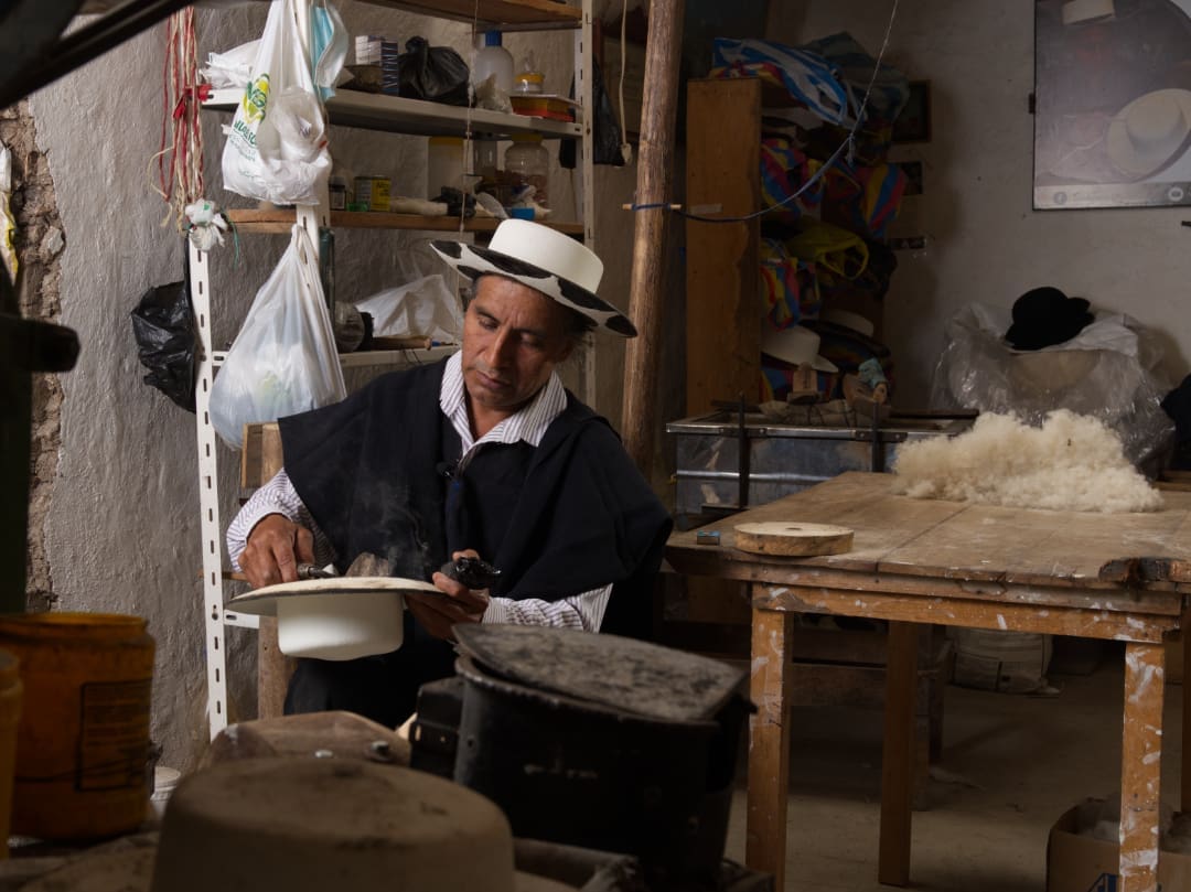 Artesano Saraguro Artesano Saraguro elaborando un sombrero tradicional de lana, vestido con ropa típica de la comunidad.