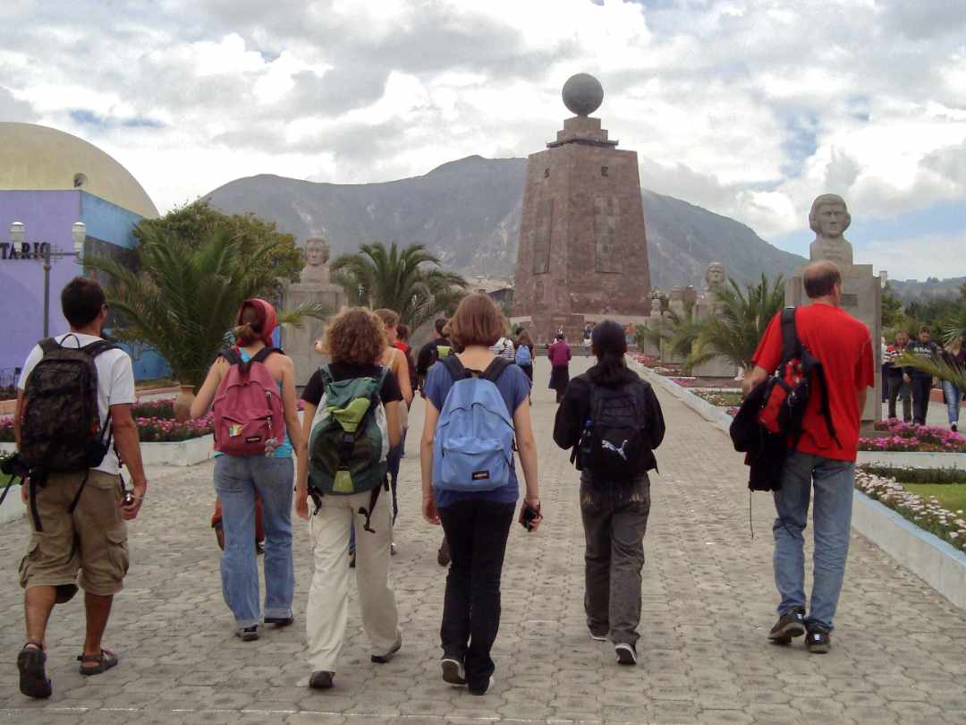 Mitad del Mundo Grupo de jóvenes caminando hacia el monumento Mitad del Mundo cerca de Quito, Ecuador.