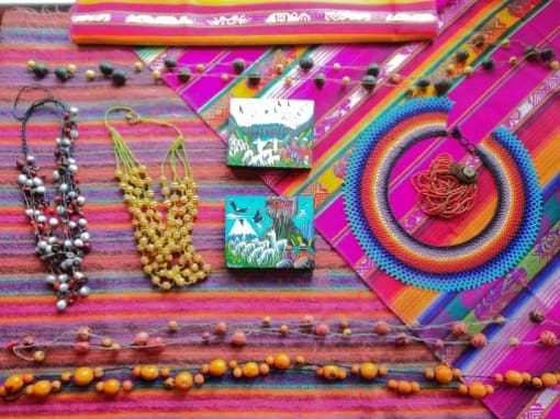 Artesanías Ecuatorianas Artesanías variadas disponibles para la venta en el Mercado Artesanal de La Mariscal en Quito, Ecuador, incluyendo textiles, joyería y cuadras.