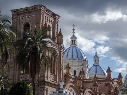 Catedral de Cuenca Catedral Nueva de Cuenca con sus icónicas cúpulas azules bajo un cielo parcialmente nublado.