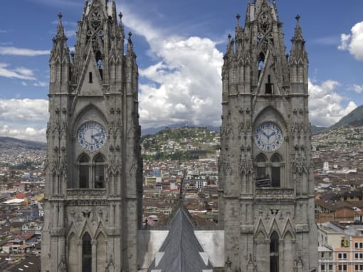 Torres de la Basílica del Voto Nacional Vista a través de las torres gemelas de la Basílica del Voto Nacional hacia el Panecillo en Quito, Ecuador.