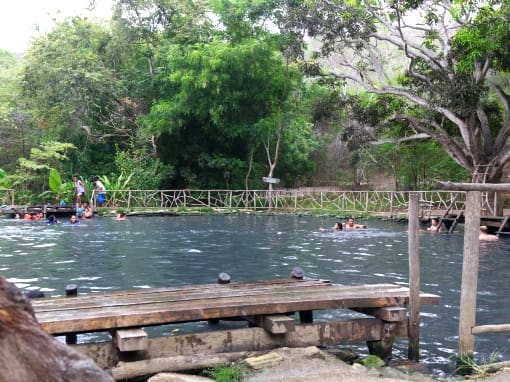 Agua Blanca Personas disfrutando de las aguas sulfurosas naturales en Agua Blanca, dentro del Parque Machalilla en Ecuador.