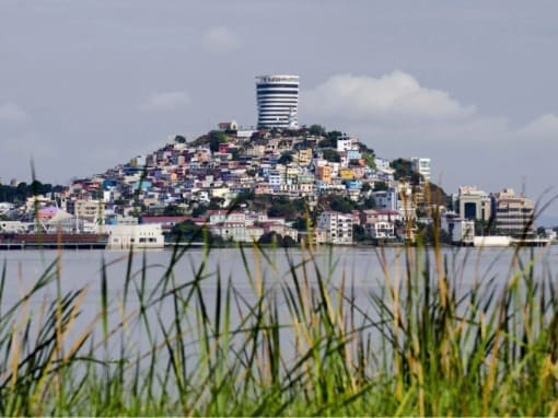 Cerro Santa Ana, Guayaquil Vista del Cerro Santa Ana y sus coloridos edificios en Guayaquil bajo un cielo parcialmente nublado.