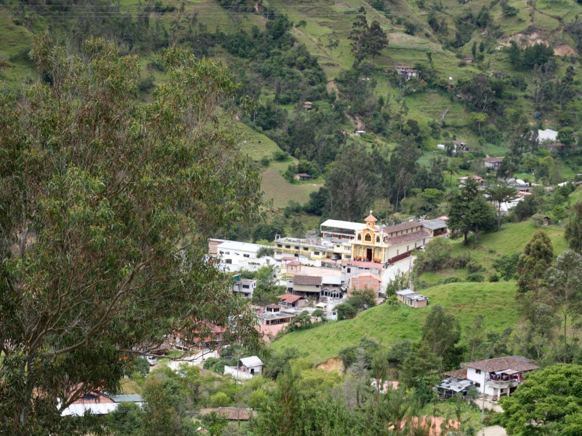 San Lucas El pequeño pueblo de San Lucas enclavado en el paisaje montañoso.